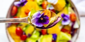 How can violet flowers be used in cooking